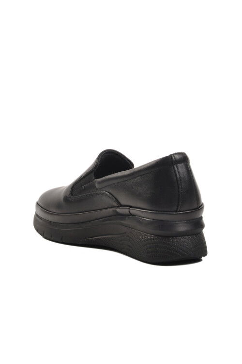 حذاء كاجوال نسائي من الجلد الطبيعي باللون الأسود 24322148K Z