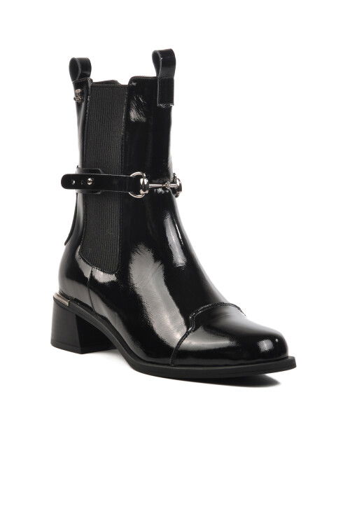 حذاء نسائي من الجلد الطبيعي باللون الأسود اللامع 2352402K Z