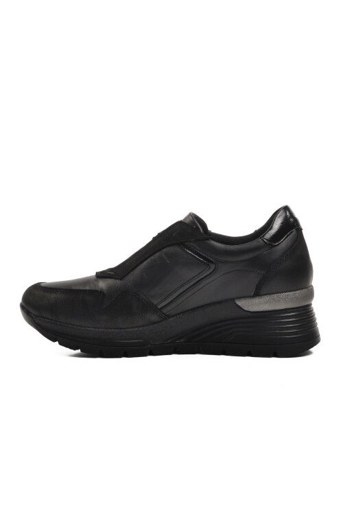 حذاء كاجوال نسائي من الجلد الطبيعي باللون الأسود 2313042K Z