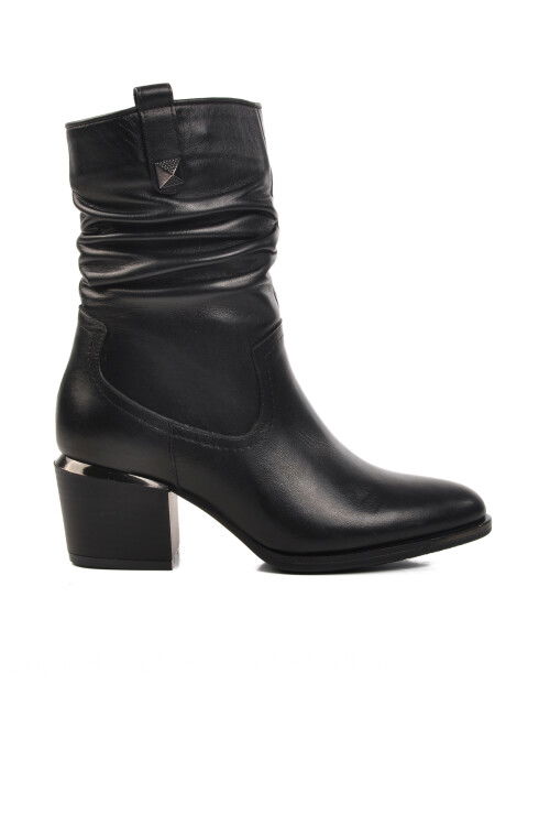 حذاء نسائي من الجلد الطبيعي باللون الأسود 1928157K Z