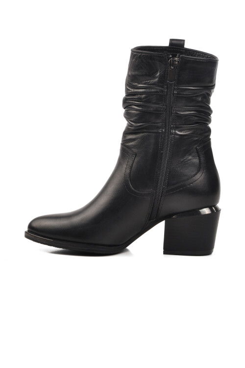 حذاء نسائي من الجلد الطبيعي باللون الأسود 1928157K Z