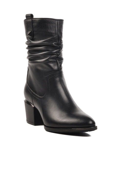 حذاء نسائي من الجلد الطبيعي باللون الأسود 1928157K Z