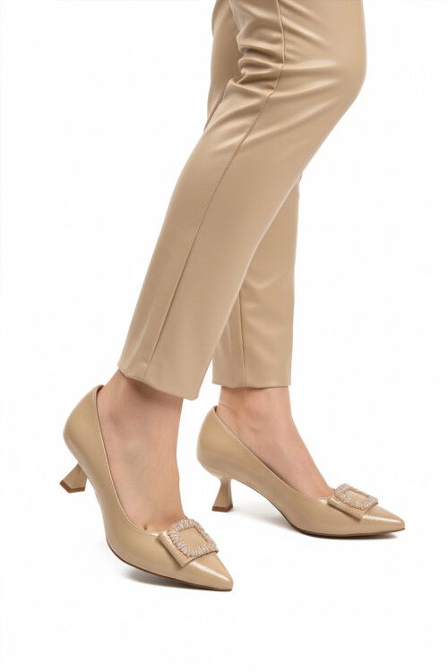 حذاء سهرة نسائي بكعب قصير رفيع باللون البيج 357172 Z