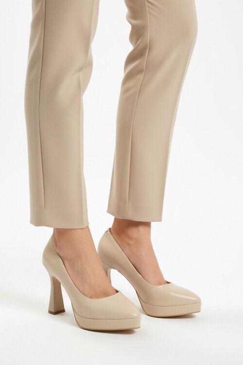 حذاء نسائي طويل رفيع بكعب عالٍ لون بيج 448206 Z