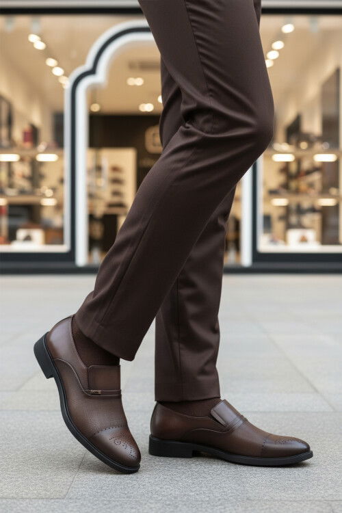 حذاء رجالي كلاسيكي من الجلد الطبيعي باللون البني بنعل مانع للانزلاق، مقاس 380 متر