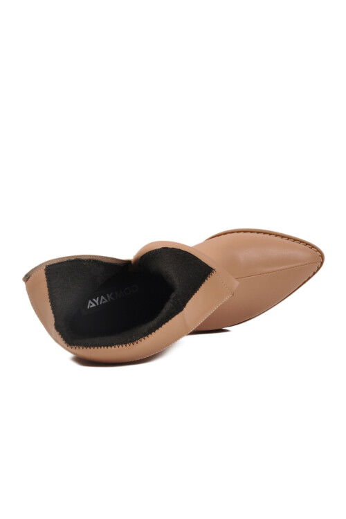 حذاء نسائي بيج ضيق مطاطي بطول الكاحل ومقدمة مدببة وكعب من الصوف القطبي 262326 Z