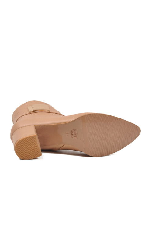 حذاء نسائي بيج ضيق مطاطي بطول الكاحل ومقدمة مدببة وكعب من الصوف القطبي 262326 Z