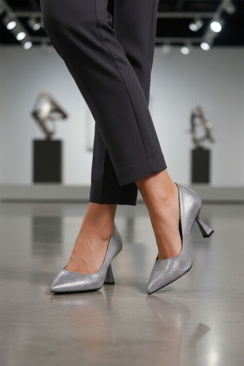 Platinum Thin Heeled Womens Evening Shoes 665140 Z