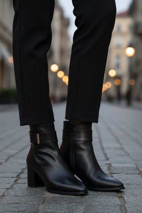 حذاء نسائي أسود ضيق مطاطي بطول الكاحل بمقدمة مدببة وكعب من الصوف القطبي 262326 Z