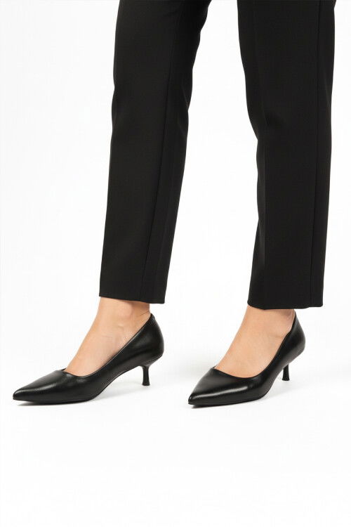 Siyah Cilt Hafif Kadın İnce Kısa Topuklu Ayakkabı 458343 Z