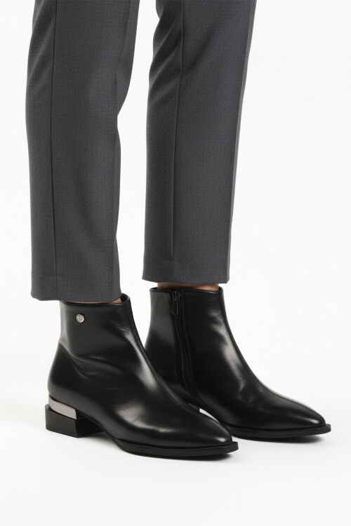 حذاء نسائي مقاوم للبرد مبطن بالفرو الأسود اللامع PC-54991 Z