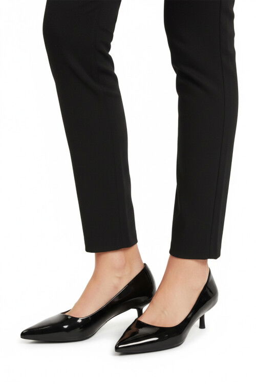 حذاء نسائي خفيف الوزن من الجلد الأسود اللامع بكعب قصير رفيع 458343 Z