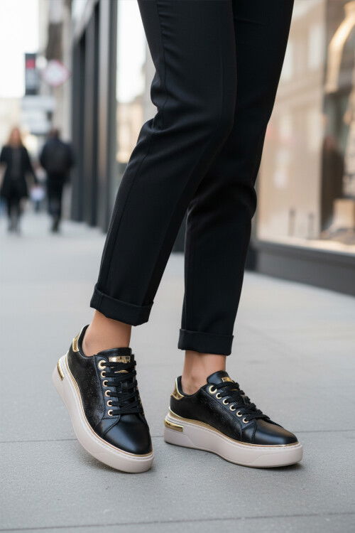 حذاء رياضي نسائي خفيف الوزن ومرن باللون الأسود برباط 028 Z