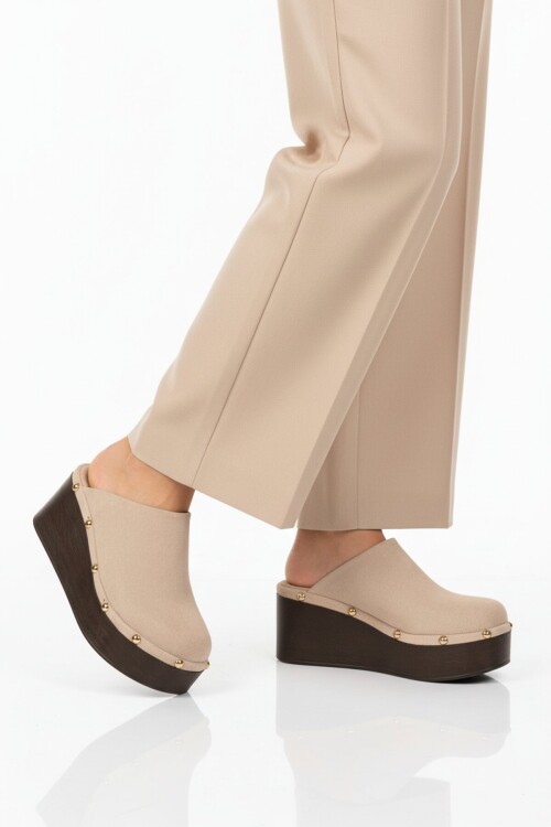 Bej Yüksek Taban Önü Kapalı Kadın Topuklu Terlik 322220 Z