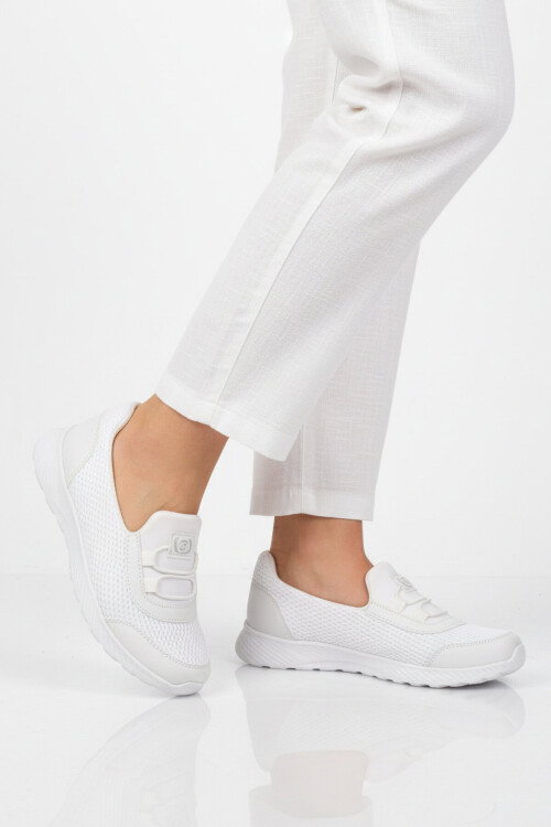 Beyaz Fileli Hafif Esnek Kolay Giyilebilir Kadın Casual Ayakkabı 575 G