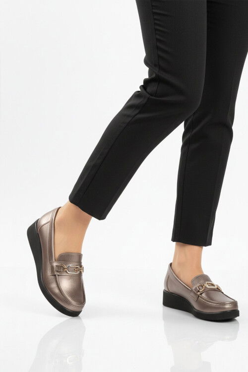 Platin Geniş Kalıp Kadın Klasik Ayakkabı 651631 Z