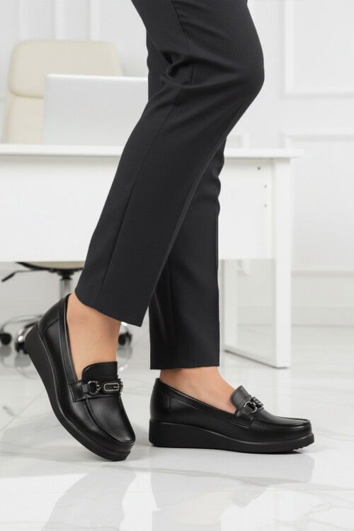 Siyah Geniş Kalıp Kadın Klasik Ayakkabı 651631 Z
