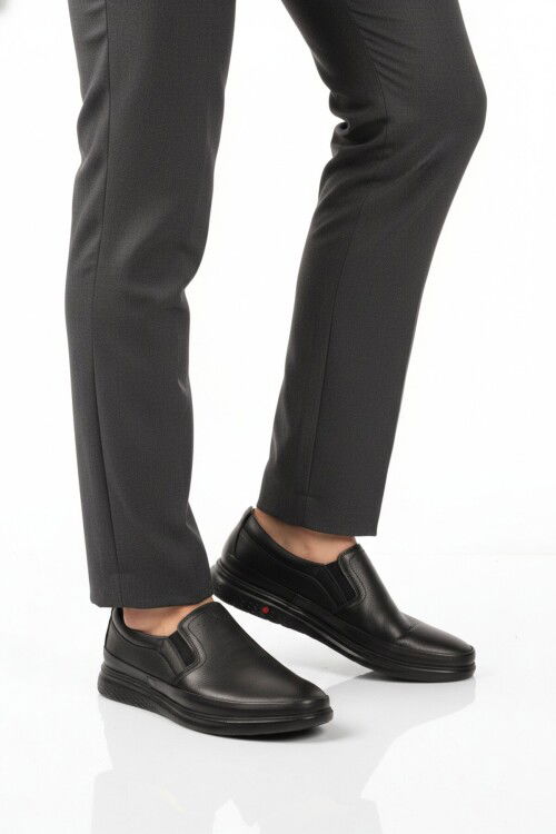 حذاء كاجوال رجالي من الجلد الطبيعي باللون الأسود مقاس 478 م