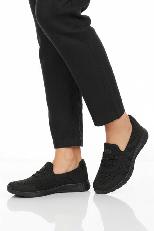 Siyah Fileli Hafif Esnek Kolay Giyilebilir Kadın Casual Ayakkabı 575 G