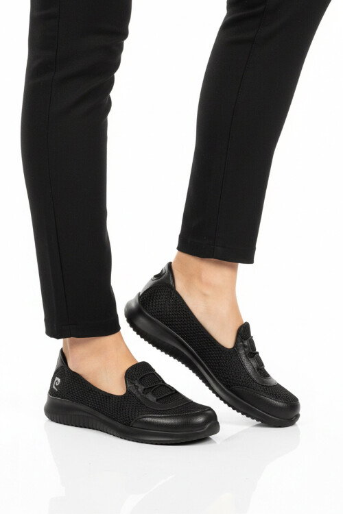 Siyah Fileli Hafif Kolay Giyilebilir Kadın Günlük Ayakkabı PC-54698 Z