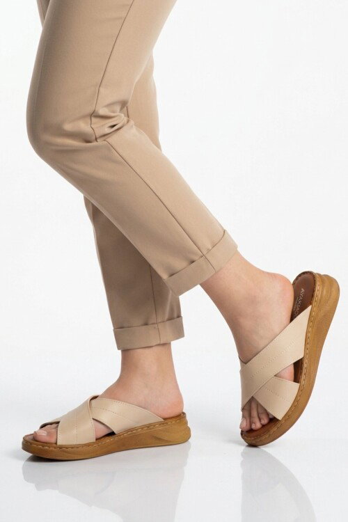 Bej Yumuşak Tabanlı Çapraz Bantlı Kadın Terlik 492148 Z
