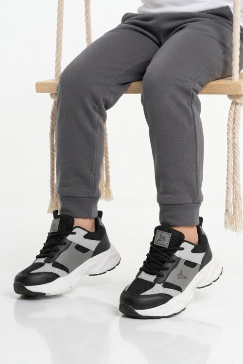 حذاء رياضي خفيف الوزن قابل للتنفس للأولاد من شبكة سوداء اللون Birian F