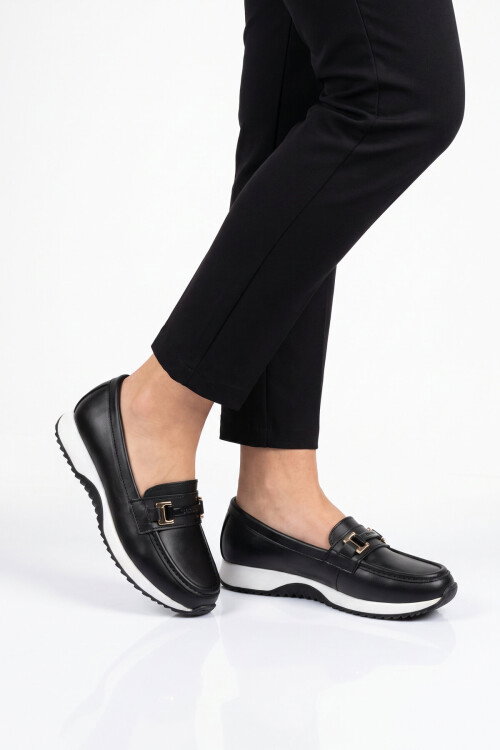 Tokalı Hafif Rahat Kadın Siyah-Beyaz Klasik Casual Ayakkabı Loafer 067 26K Z