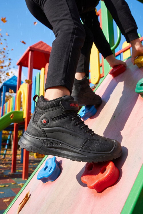 Siyah-Kırmızı Cırt Bantlı Kauçuk Tabanlı Erkek Çocuk Sneaker Bot Surge 2037