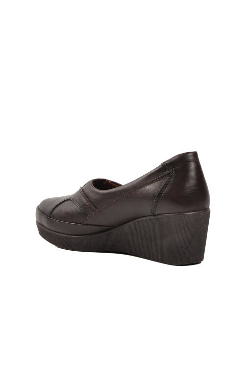 حذاء كاجوال نسائي تشريحي من الجلد الطبيعي باللون البني مقاس 105-24K Z