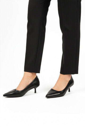 Siyah Cilt Hafif Kadın İnce Kısa Topuklu Ayakkabı 458343 Z