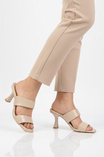 Bej Çift Bantlı Kadın Topuklu Terlik 451158 Z