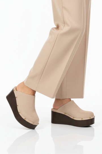 Bej Yüksek Taban Önü Kapalı Kadın Topuklu Terlik 322220 Z