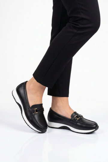 Tokalı Hafif Rahat Kadın Siyah-Beyaz Klasik Casual Ayakkabı Loafer 067 26K Z